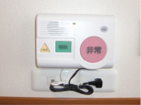 壁に設置されている、ボタンが少なくてわかりやすいコールボタン