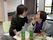 笑顔で会話する二人の様子