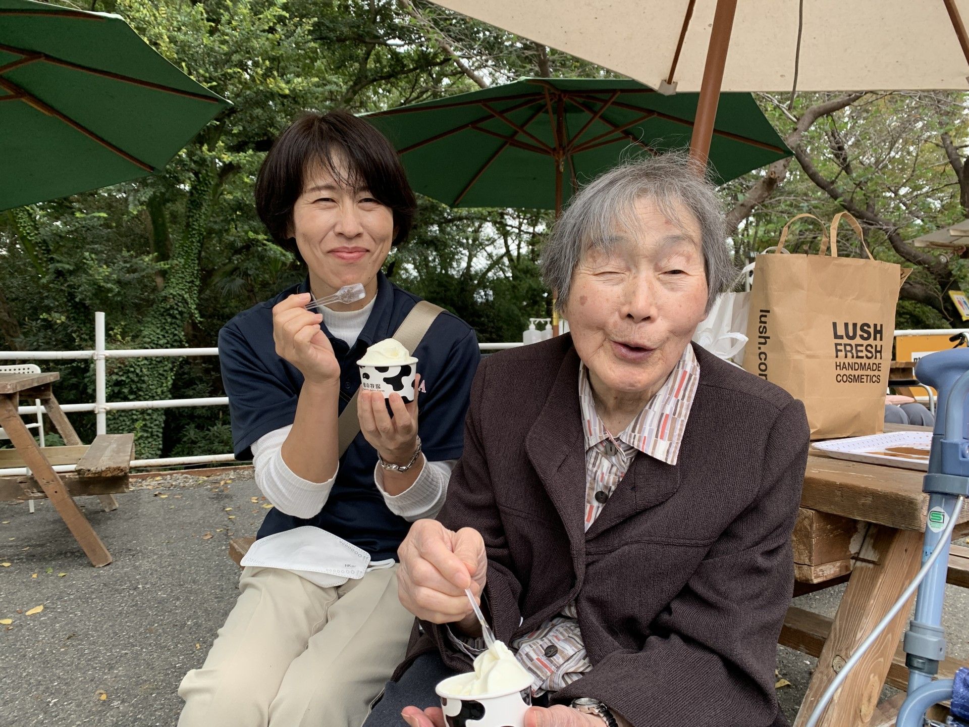 笑顔でアイスクリームを楽しむ人々