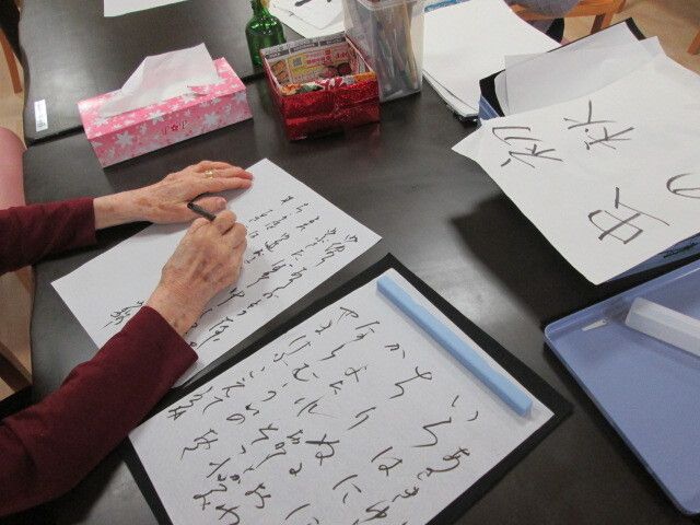手書きの練習をする高齢者