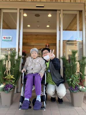 『門松の前で』本年もよろしくお願い致します。