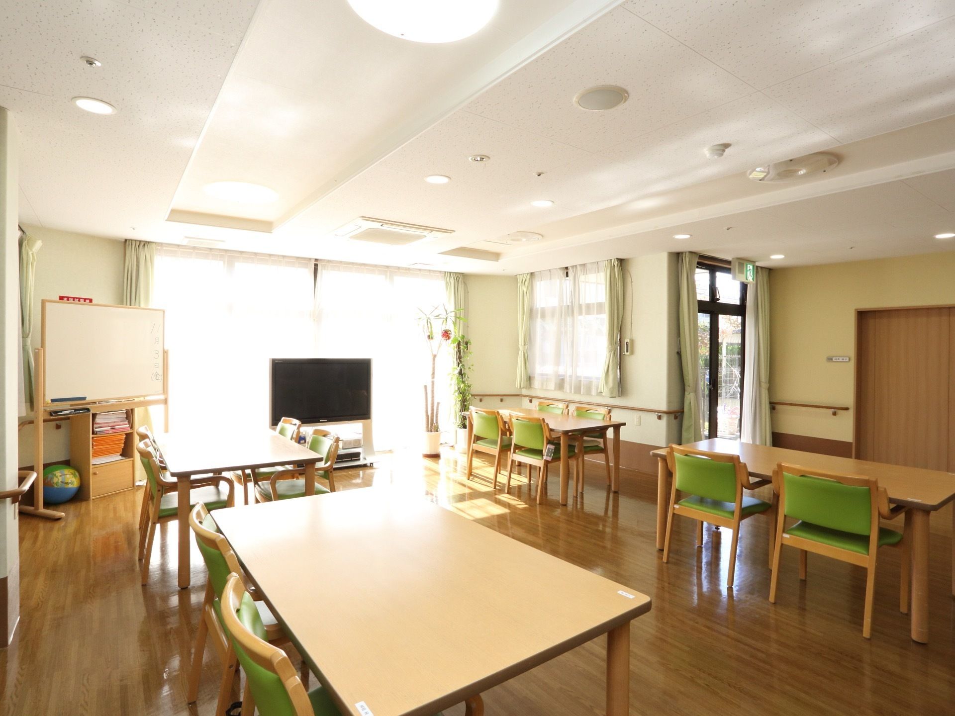 食堂では、お食事をしながら談笑したり、テレビを観たり、レクリエーションをして楽しんで頂いたりすることができる。