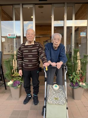 『門松の前で』良いお年を一緒に！