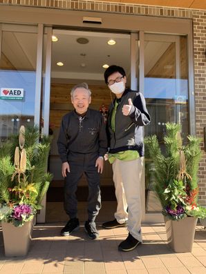 『門松の前で』新年素敵な表情で1枚
