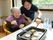 笑顔で料理する様子
