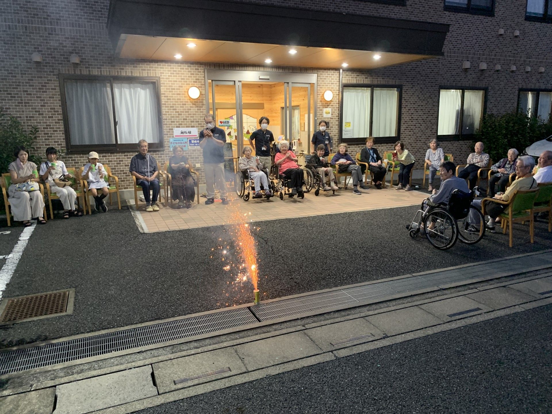 夕暮れ時の屋外イベント