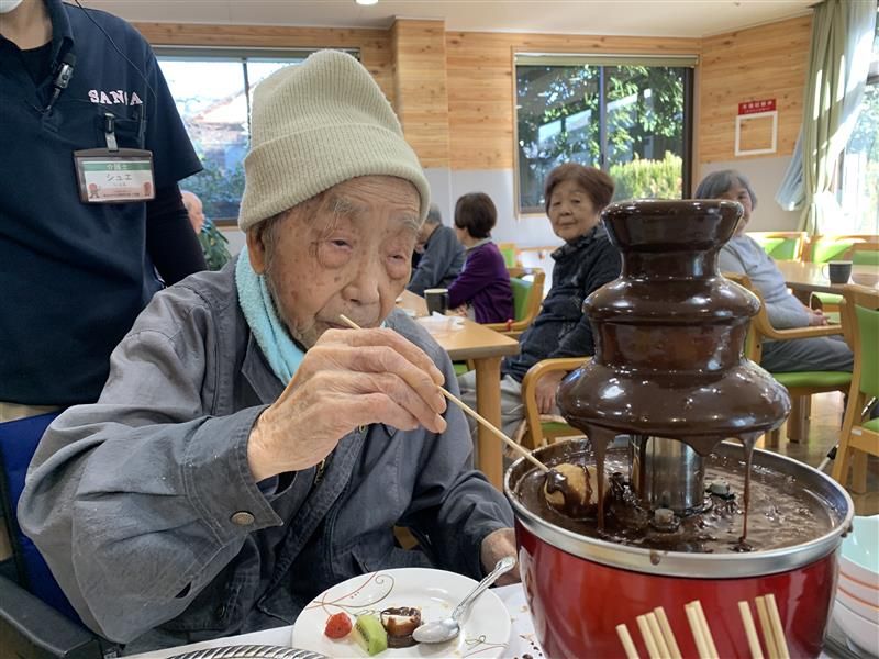 チョコレートファウンテンを楽しむ様子