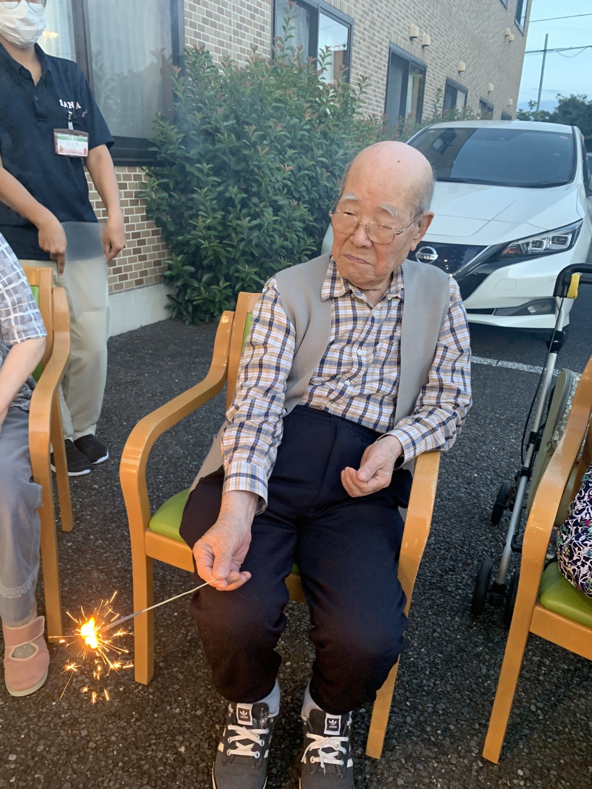 お祭り気分を楽しむ高齢者