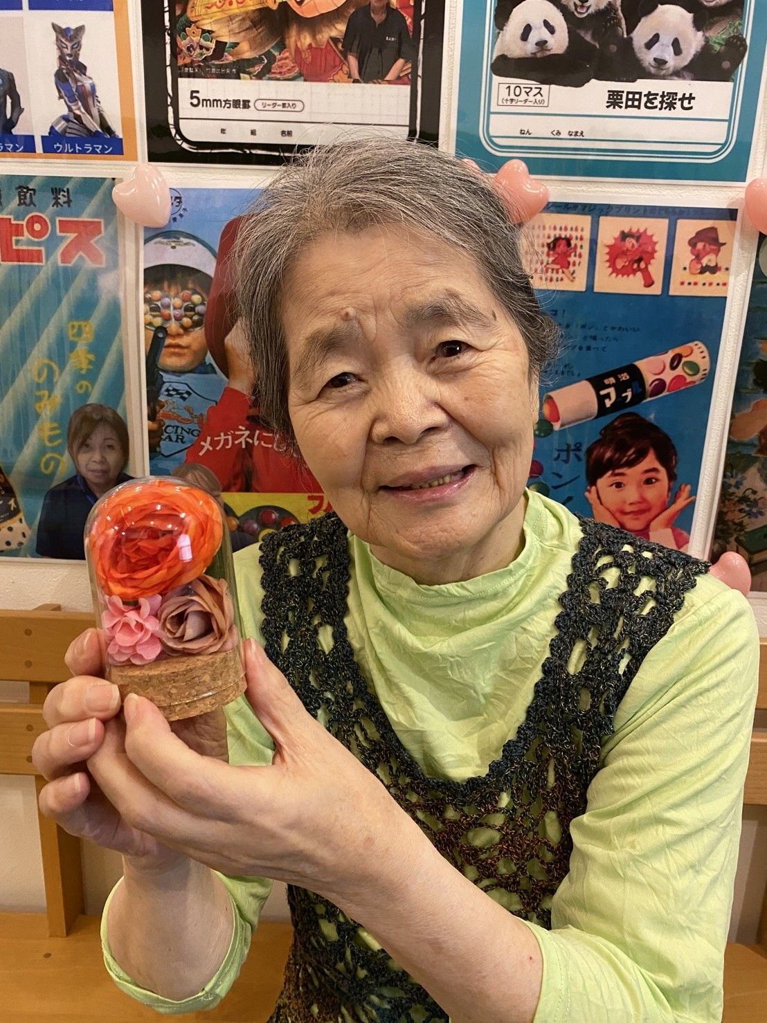 笑顔で作品を持つ女性