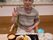 笑顔で食事を楽しむ男性
