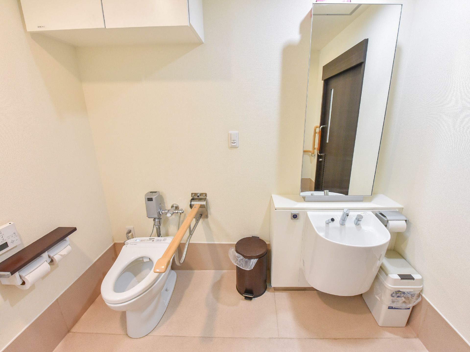 サニタリーは、トイレと洗面台が同じ空間にまとめられている。洗面台は、プッシュタイプの蛇口になっている。