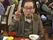 食事を楽しむ男性の様子