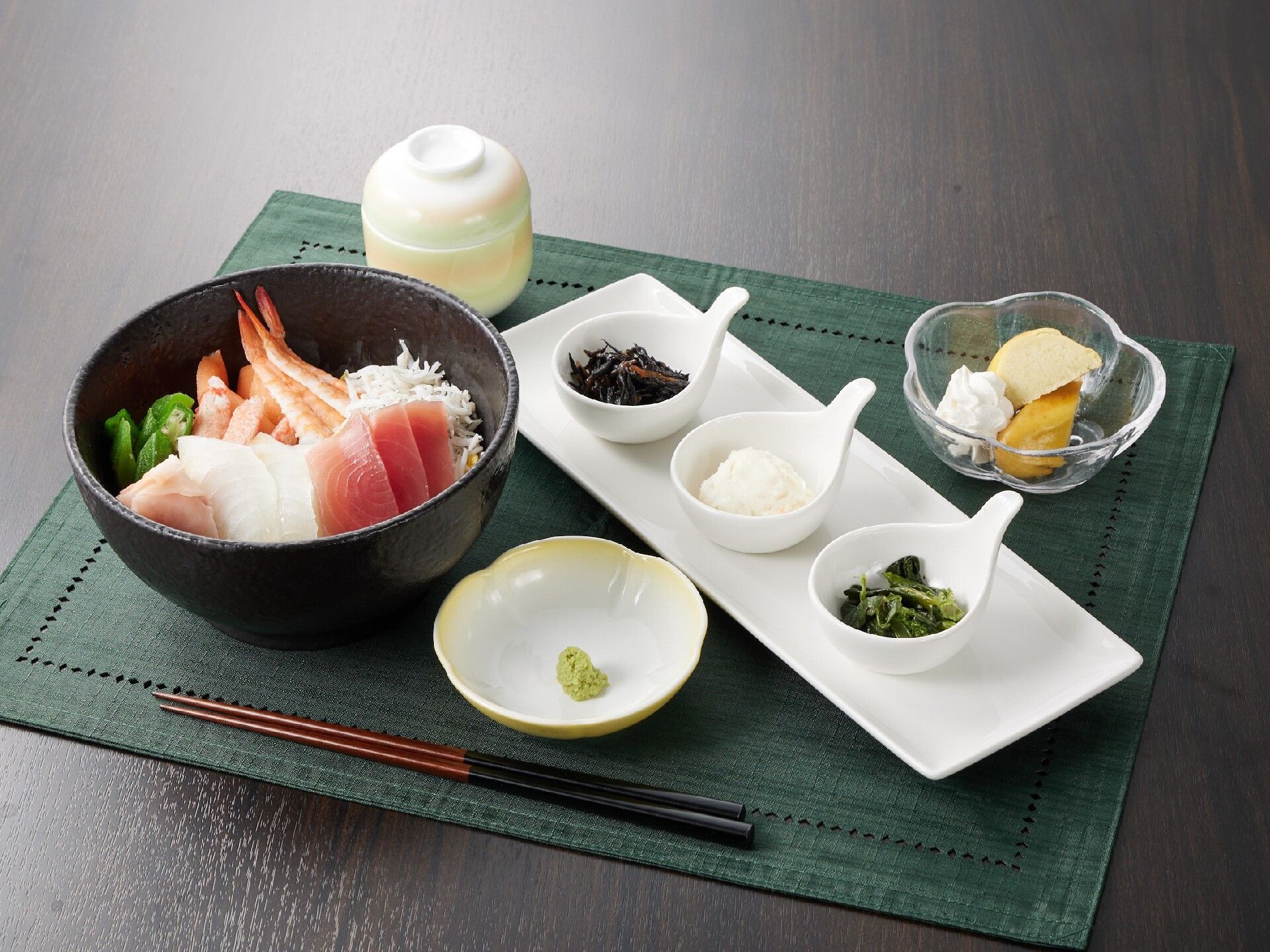天ぷらや栗ご飯がある料理でそのほかにも野菜を多く使用しており、栄養価も高く健康的でバランスの取れた料理となっている。