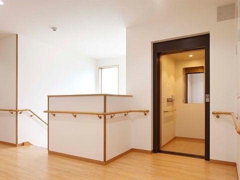 付近の廊下から、内部につながる形で手すりが配置されたエレベーター