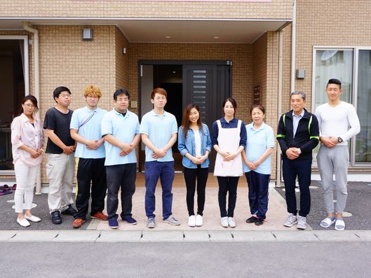 スタッフの集合写真