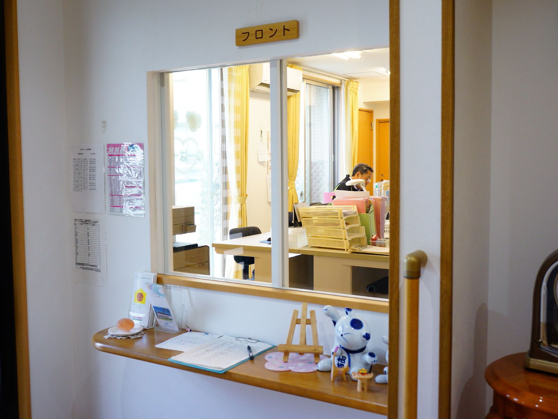 玄関や管理事務所の中には木製の家具や備品が多く温かみのある雰囲気を作り出しています。スタッフも愛想よく受付の対応もフレンドリーです。