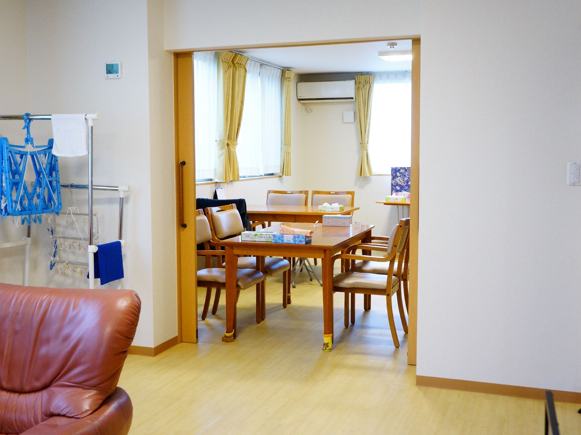 それぞれの部屋はしきりはありますが、部屋と部屋の間にも引き戸があり、車椅子の方でも部屋から部屋への移動が簡単にできるようになっています。