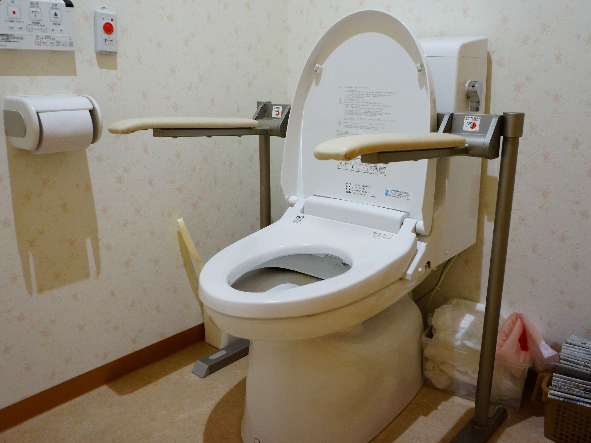 特徴のある補助具が両サイドにある安全が自慢のトイレ。どんな方でも利用でき補助具が立ち上がりを楽にしてくれるので快適に使用することができます。