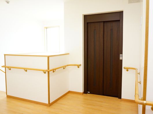 濃い木目柄のエレベーター