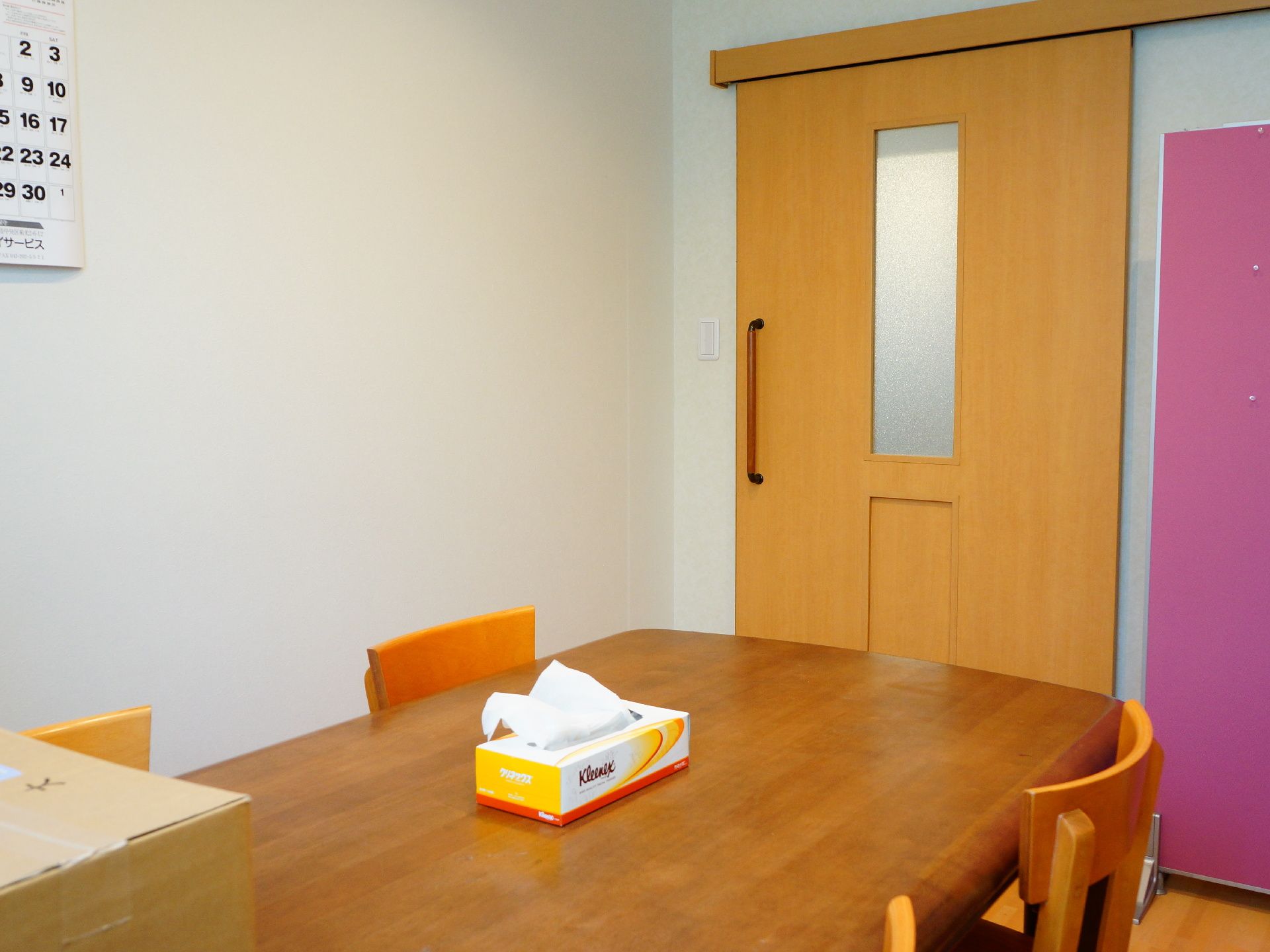 4人掛けのテーブルがあるこの部屋は主に雑談や利用者の方がご家族とゆっくり話せるように設けられた部屋です。