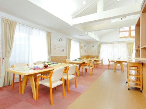 明るい食堂の内観