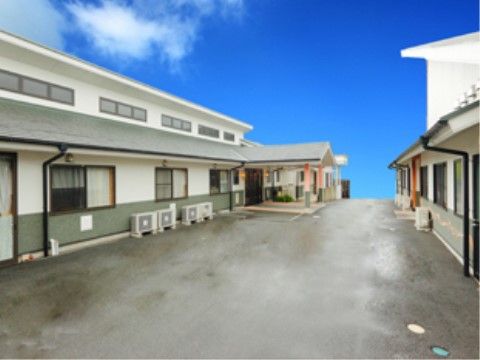施設が2棟並んで建てられている。施設の間には広いスペースをとっている。周囲の敷地はバリアフリーになっている。