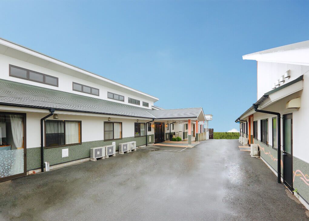 施設が2棟並んで建てられている。施設の間には広いスペースをとっている。周囲の敷地はバリアフリーになっている。