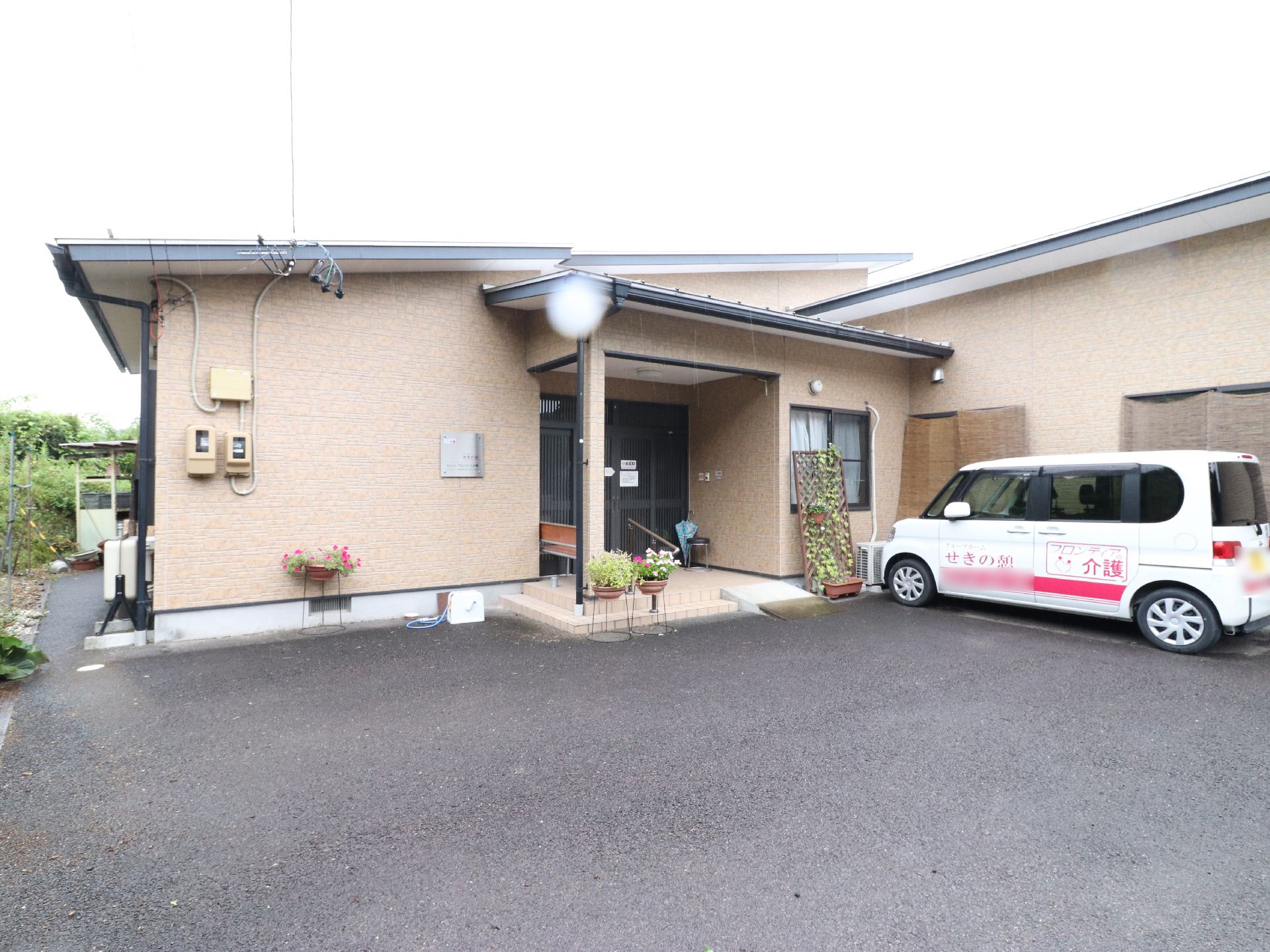 施設のエントランス付近には、草花が植えられたプランターが置かれている。また水やりなどをおこなうための、ホースも用意している。