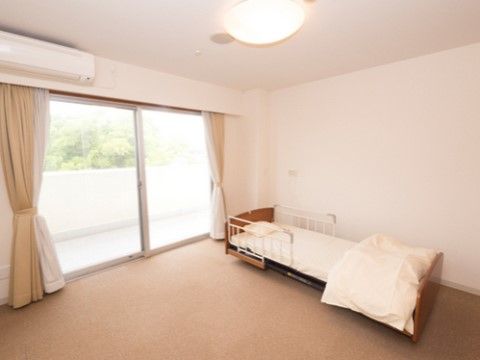 ベッドを置いてもなお、広々としたゆとりのある室内となっており、大きな窓からは明るい光が差し込んでいる。
