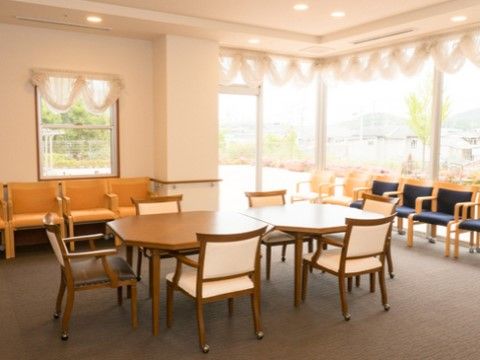 明るい光が入る広々としたラウンジの窓からは、中庭が一望でき、眺めを楽しまれながらお過ごしいただける。