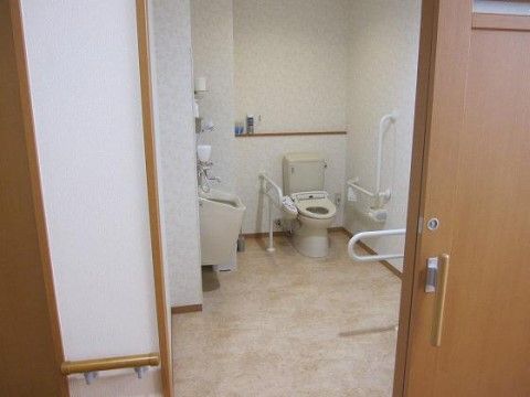 広い入口と室内には、左右両方に手すりのついた洋式便座が設置されている。専用の手洗い場もあり、清潔感のあるトイレである。