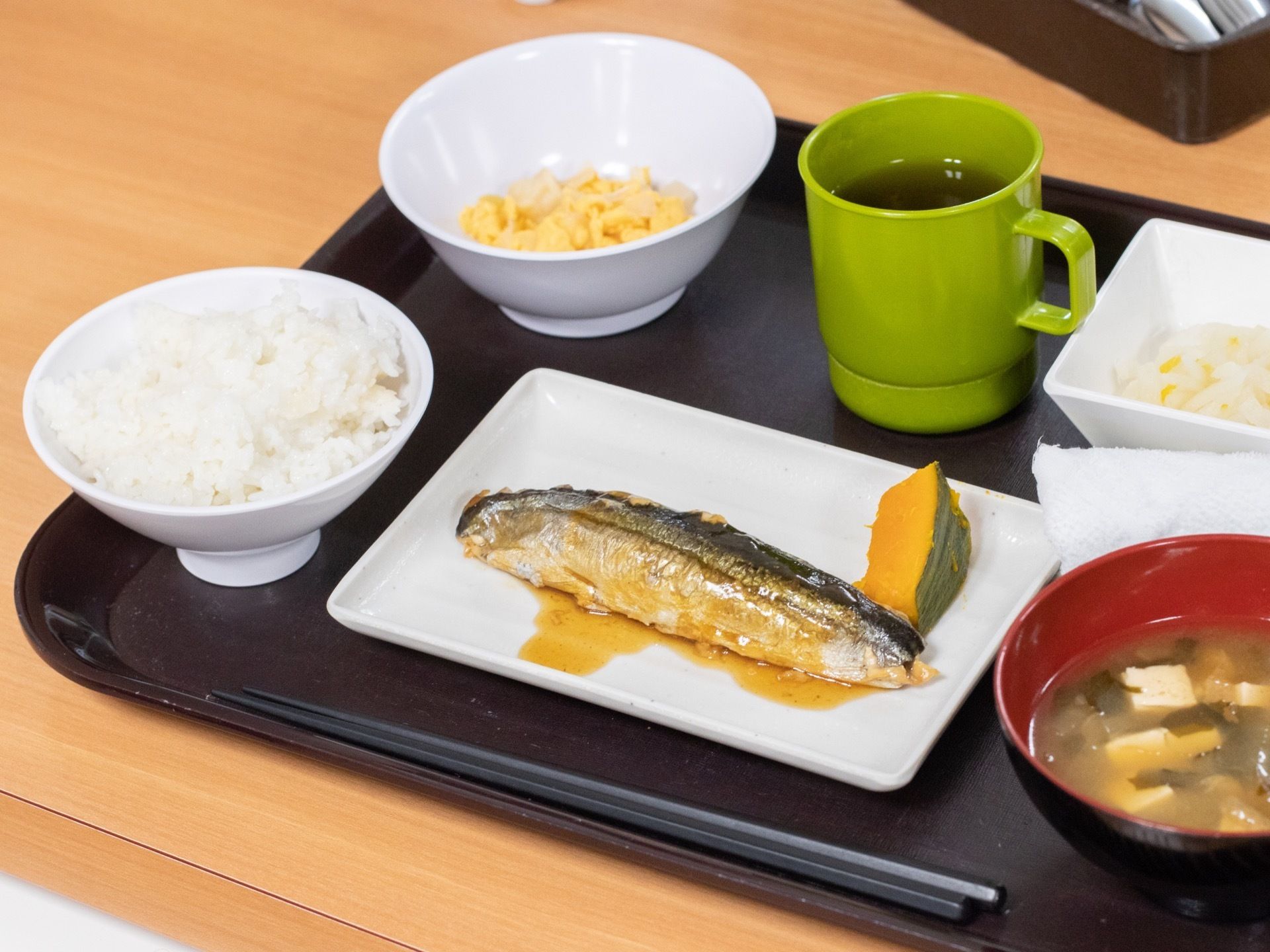 食事の一例の写真。ご飯とみそ汁を基本として、バランスの考えられた三品のおかずが日替わりで提供されている。