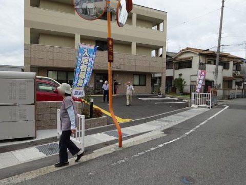 マンションのような外観の、三階建てでベージュ色のホーム