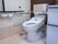 白とダークブラウンがモダンな落ち着いた空間。トイレには背もたれと、ひじ掛けがついてゆっくり入っても体の負担が少ない。