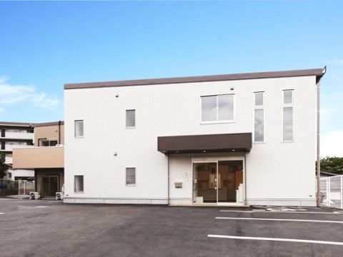 シンプルでスタイリッシュな外観になっている。駐車場も完備でとても広々としている。フラットな構造でバリアフリー対応である。