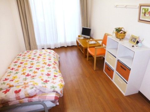 居室は明るい雰囲気を作り出している。ベッドの他には、空いたスペースに自分の好きな家具や雑貨をおくこともできる。