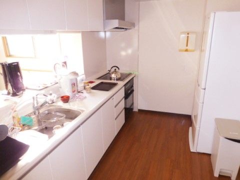 キッチンは対面式で掃除が行き届き、清潔感がある。向かい側の入居者様の状況を把握できるので安全である。