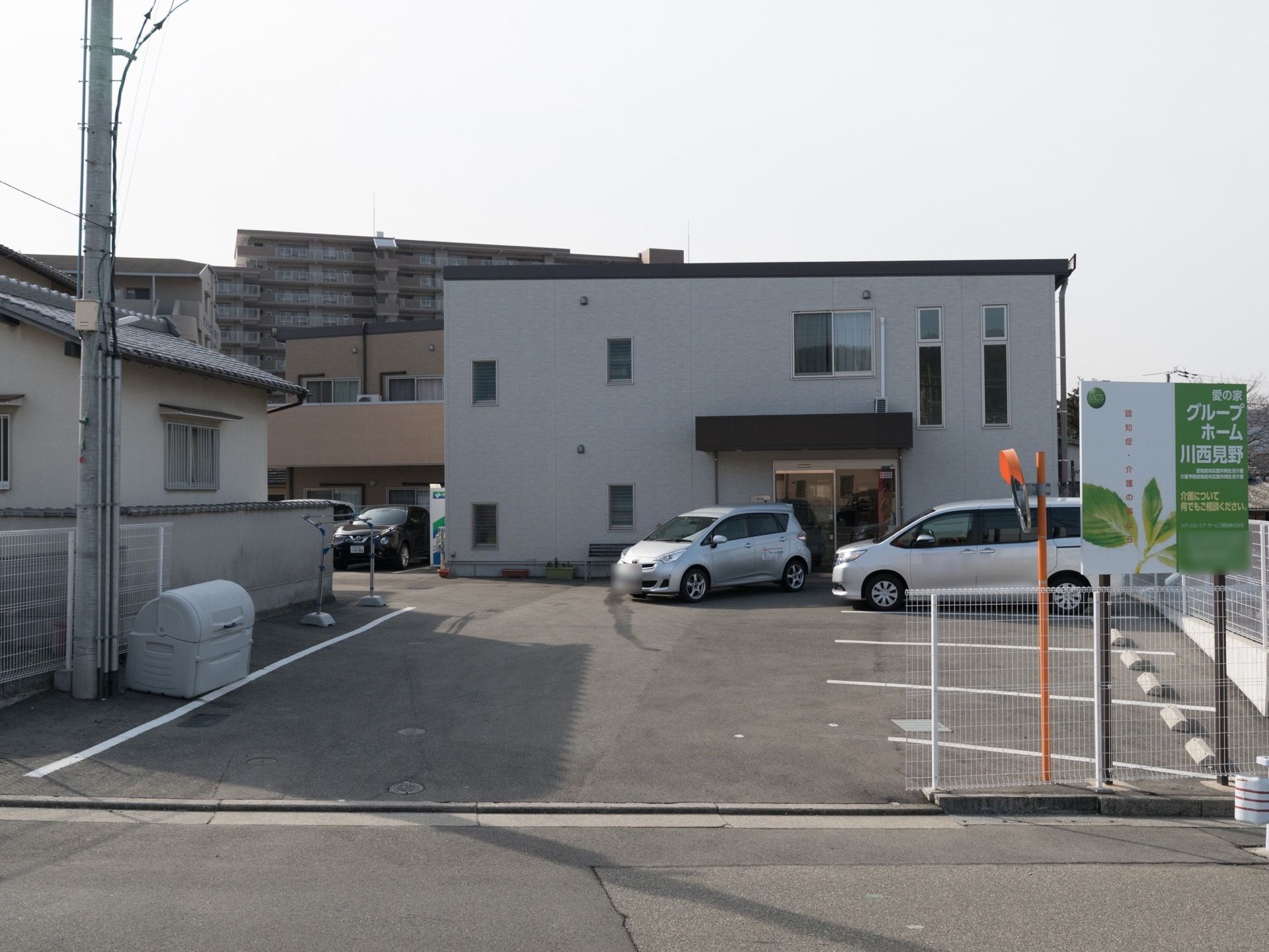 駐車スペースが十分に確保されており、車での出入りが容易にできるようになっている。玄関と駐車場との距離が近い。