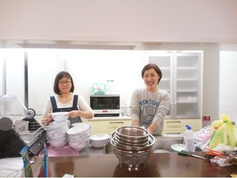 キッチンで調理の後片付けをしている、二人の女性スタッフ