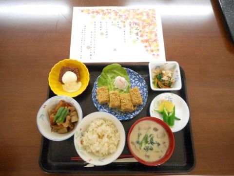 お品書きが添えられている、黒いトレーに配膳された食事