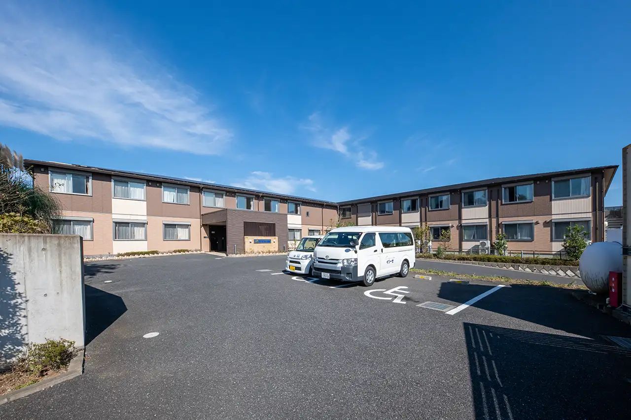 駐車場と建物の外観