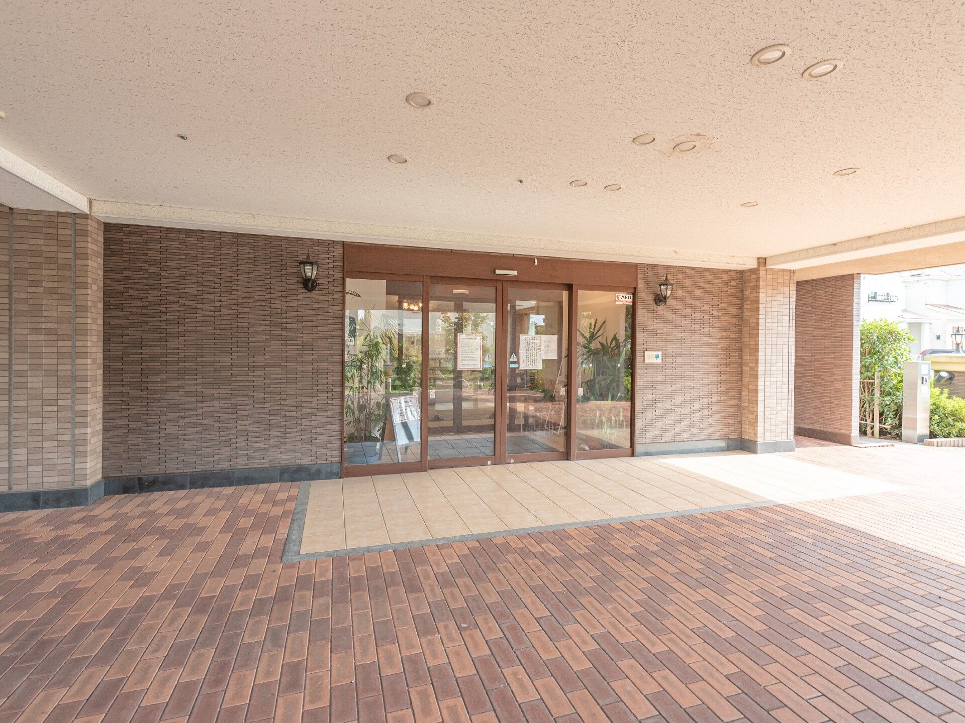 自動ドアが設置されたエントランス