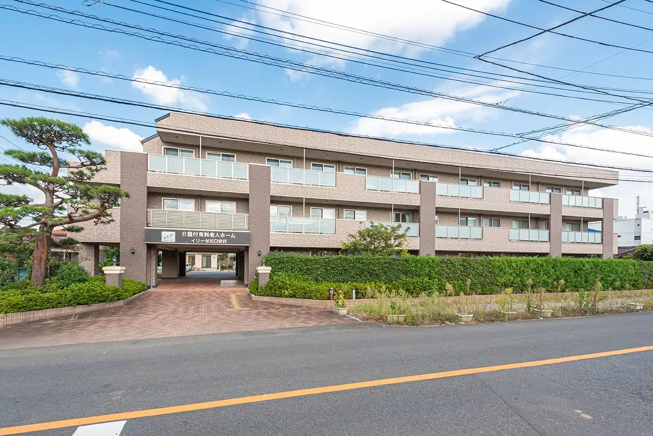 緑に囲まれた建物の外観