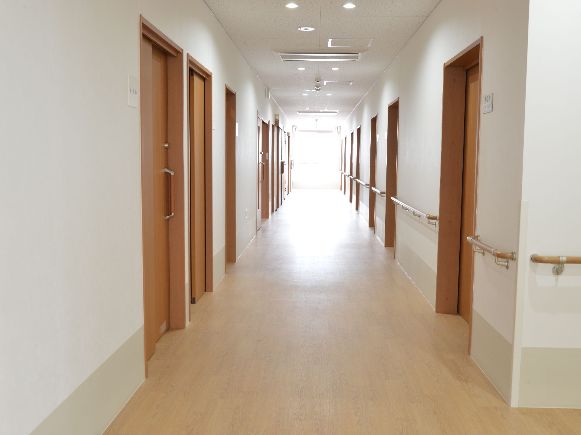 昼間は明るい陽が差しこむ廊下である。一本道で見通しが良いため、利用者の動きには敏感に対応できるという利点がある。