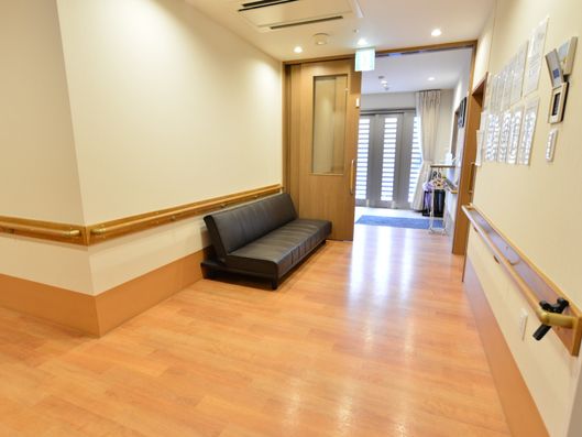 入り口横ソファ