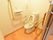 横引きのドアを開けると、きれいな洋式トイレが配備されている。左右に手すりを設け、転倒などにも安心の設計となっている。