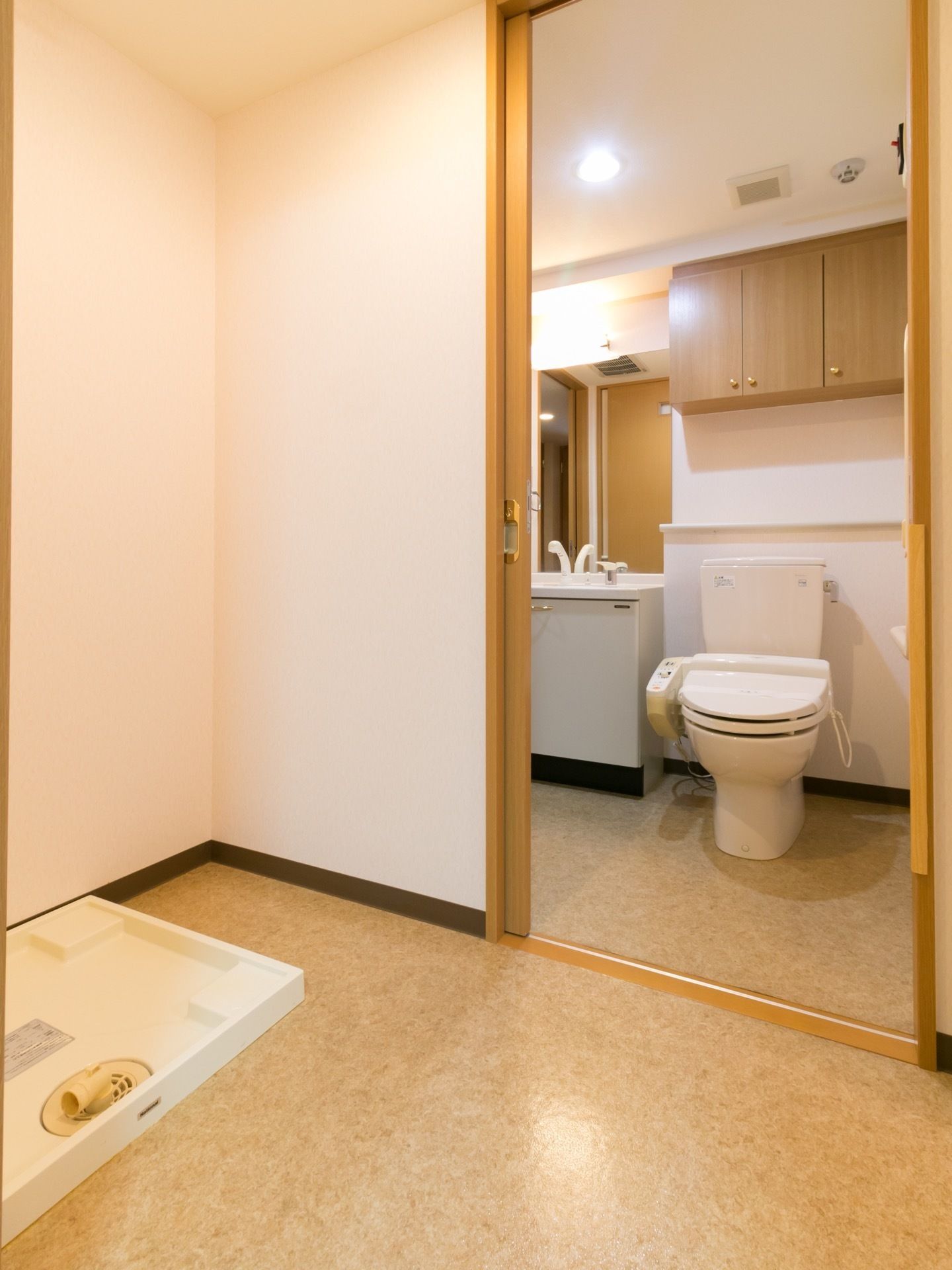 洗面所には、大きめの鏡と収納スペースがある。洗面台の隣のトイレの上にも棚が設置してあり、たくさんのものをしまっておける。