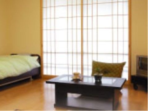 居室にはキャスター付きのテレビ台が設置されており、入居者様がテレビを視聴する場所に応じて適切に移動することができる。