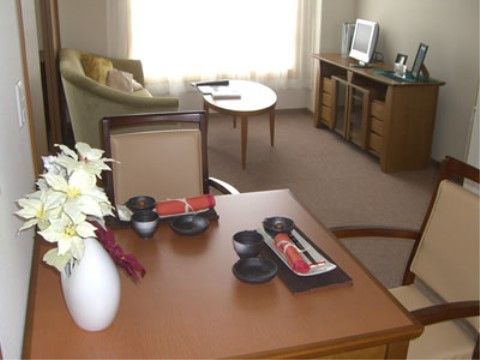 居室のテーブルにはテレビのリモコンが置かれており、入居者様はソファーで寛ぎながらリモコン操作をすることが可能である。