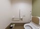 バリアフリー設計のトイレ空間